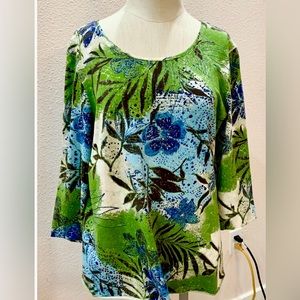 🌺Chicos Womens round neck, 3/4 sleeve, blue & green tropical floral top. 🌺.